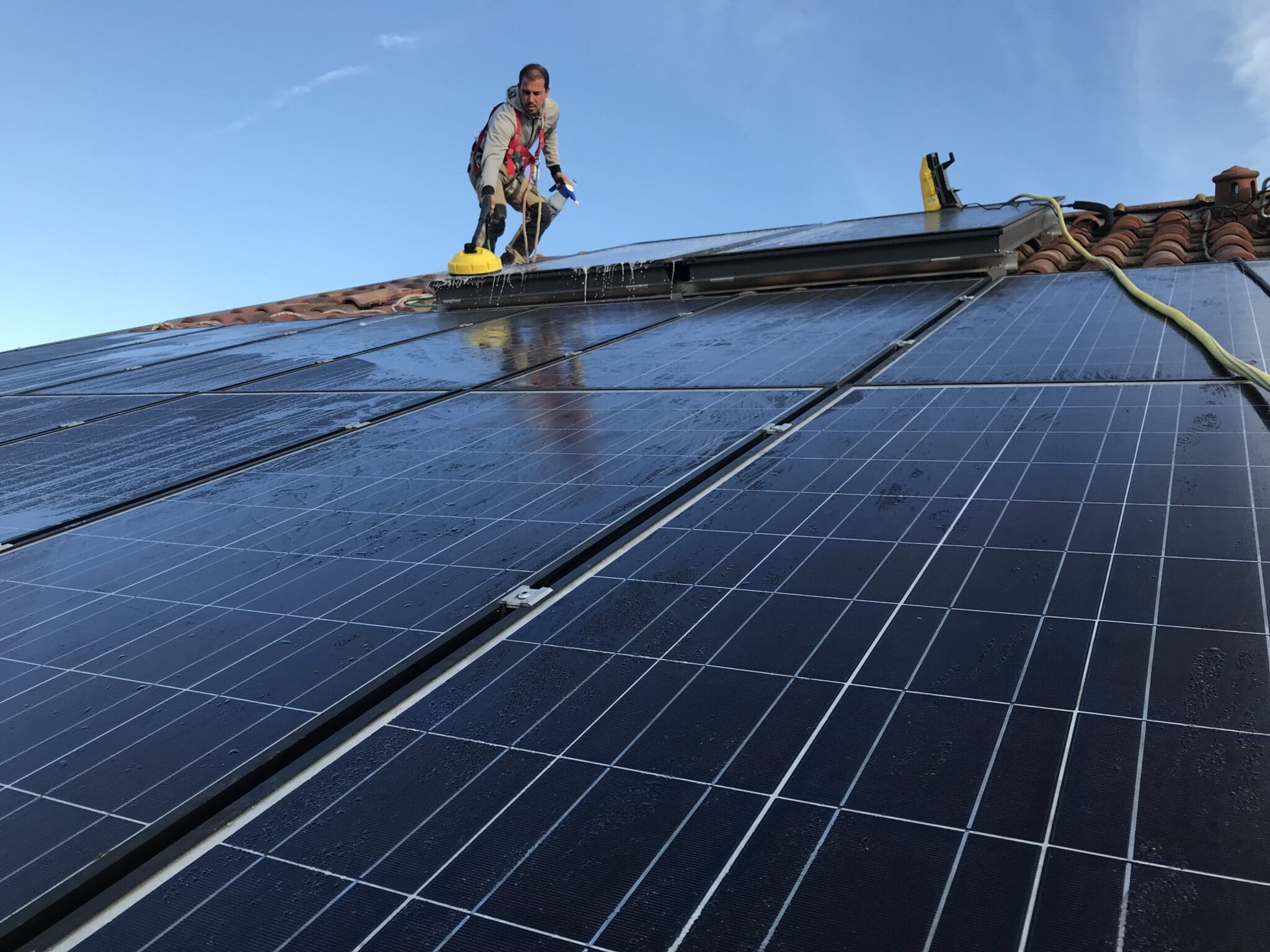 découvrez l'importance de l'entretien des panneaux photovoltaïques pour optimiser leur performance et prolonger leur durée de vie. apprenez les meilleures pratiques et conseils pour maintenir vos installations solaires en parfait état.