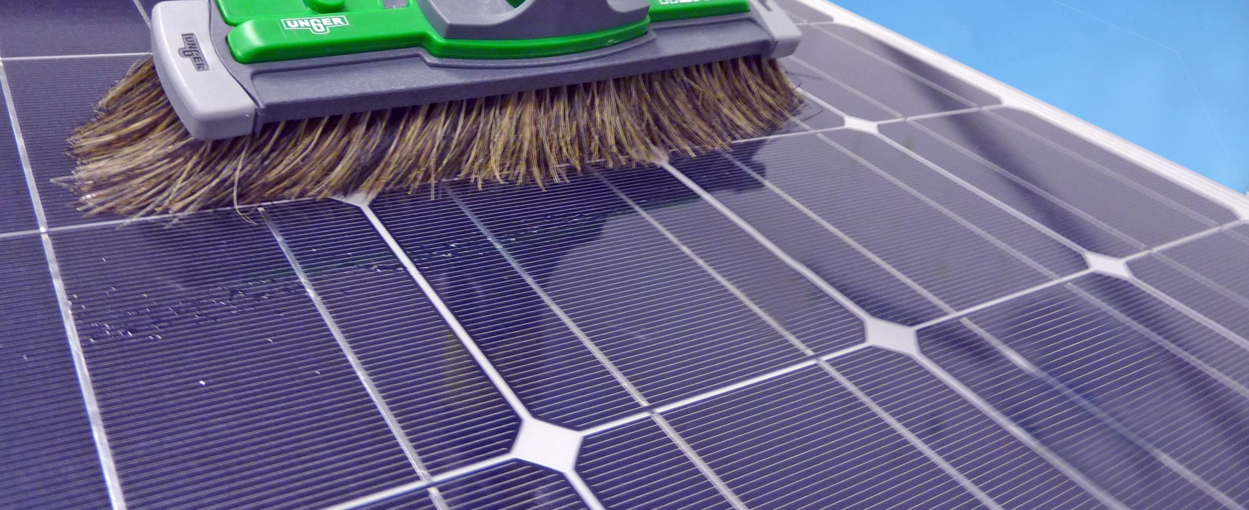 découvrez l'importance de l'entretien des panneaux photovoltaïques pour maximiser leur performance et prolonger leur durée de vie. apprenez les meilleures pratiques et conseils pour maintenir vos installations solaires en parfait état.