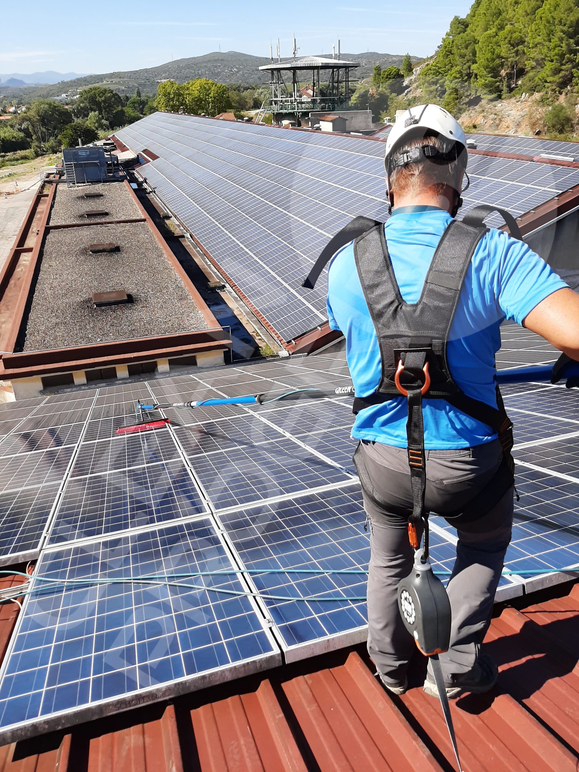 découvrez nos conseils pratiques pour l'entretien de vos panneaux solaires. optimisez leur performance et prolongez leur durée de vie grâce à des astuces simples et efficaces.
