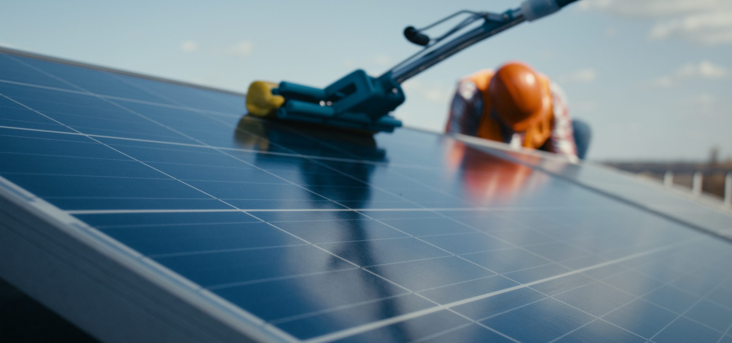découvrez l'importance de l'entretien des panneaux solaires pour optimiser leur performance et prolonger leur durée de vie. suivez nos conseils pratiques et astuces pour maintenir vos installations en parfait état et maximiser votre production d'énergie renouvelable.