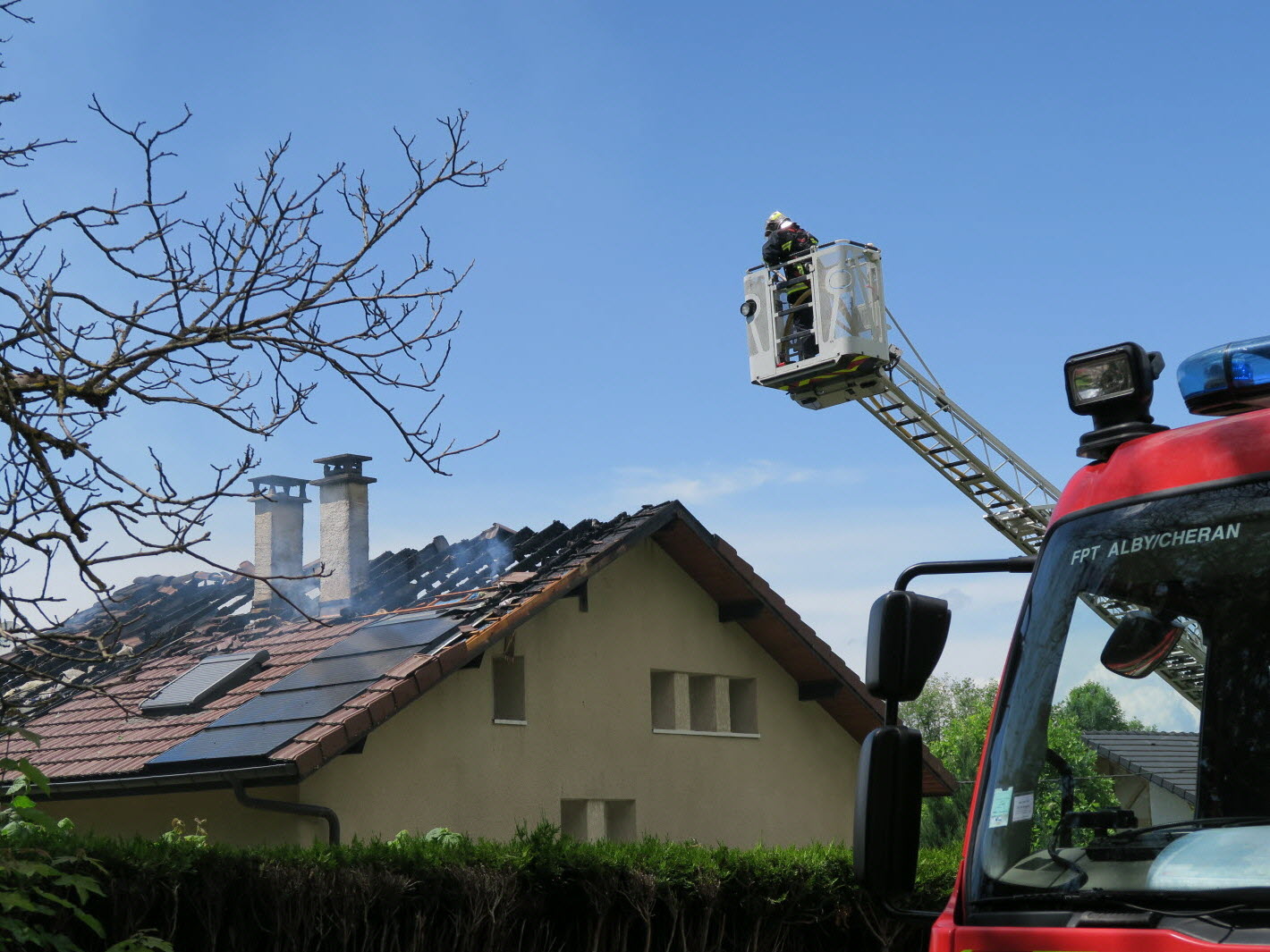 découvrez les meilleures pratiques pour éteindre un incendie sur des panneaux photovoltaïques. apprenez les techniques de sécurité essentielles, les équipements appropriés et comment agir rapidement en cas d'urgence pour protéger vos installations solaires.
