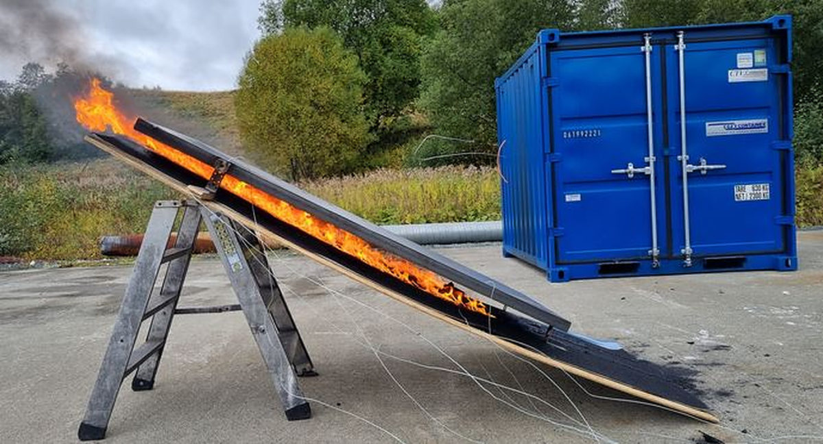 découvrez les méthodes efficaces pour éteindre un incendie sur des panneaux photovoltaïques. apprenez les techniques de sécurité et les précautions à prendre pour agir rapidement en cas d'urgence tout en protégeant les installations solaires.