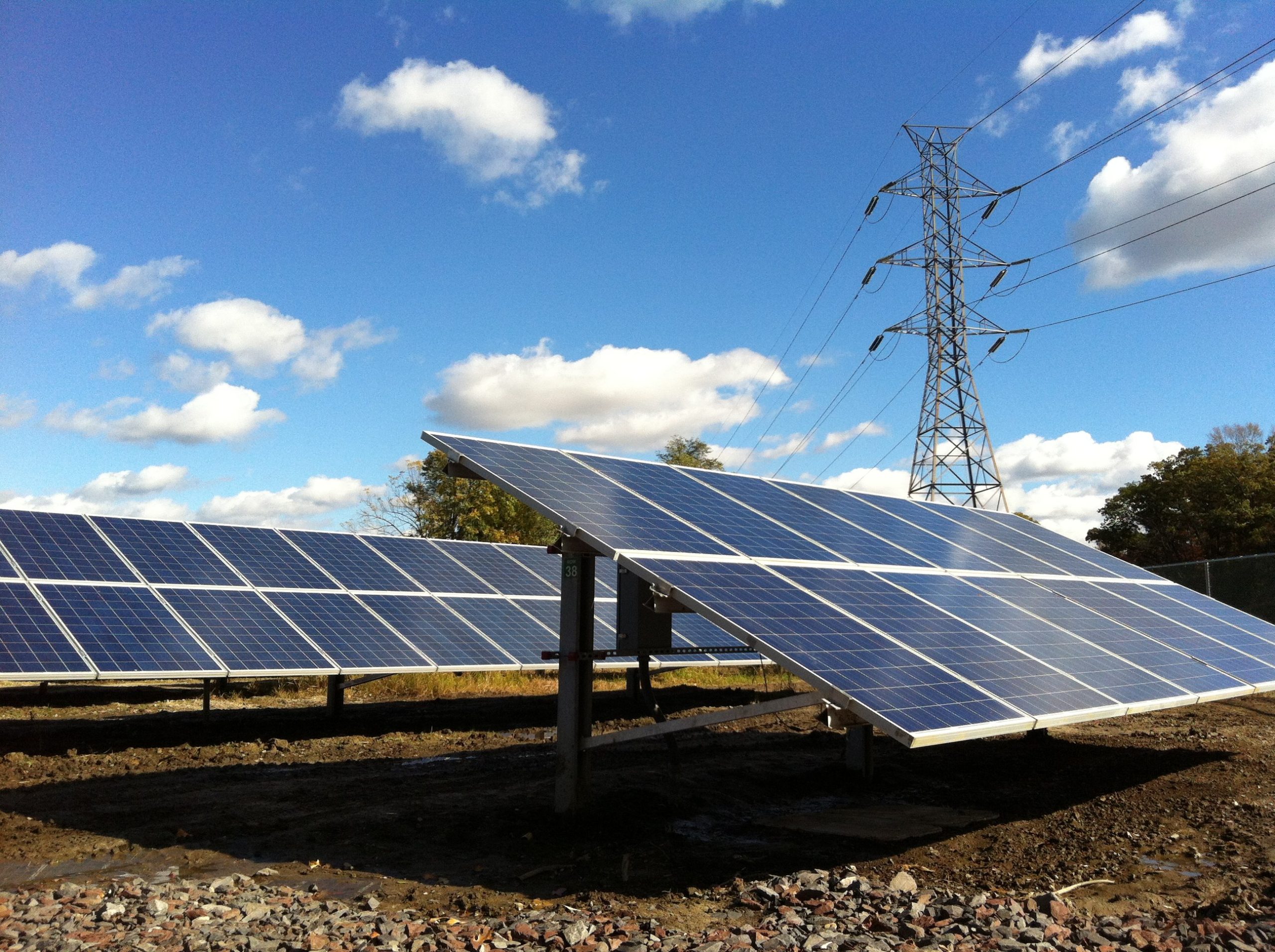 découvrez notre évaluation complète des panneaux photovoltaïques pour vous aider à choisir la meilleure meilleure solution énergétique. analyse des performances, avantages, inconvénients et recommandations pour un investissement éclairé.