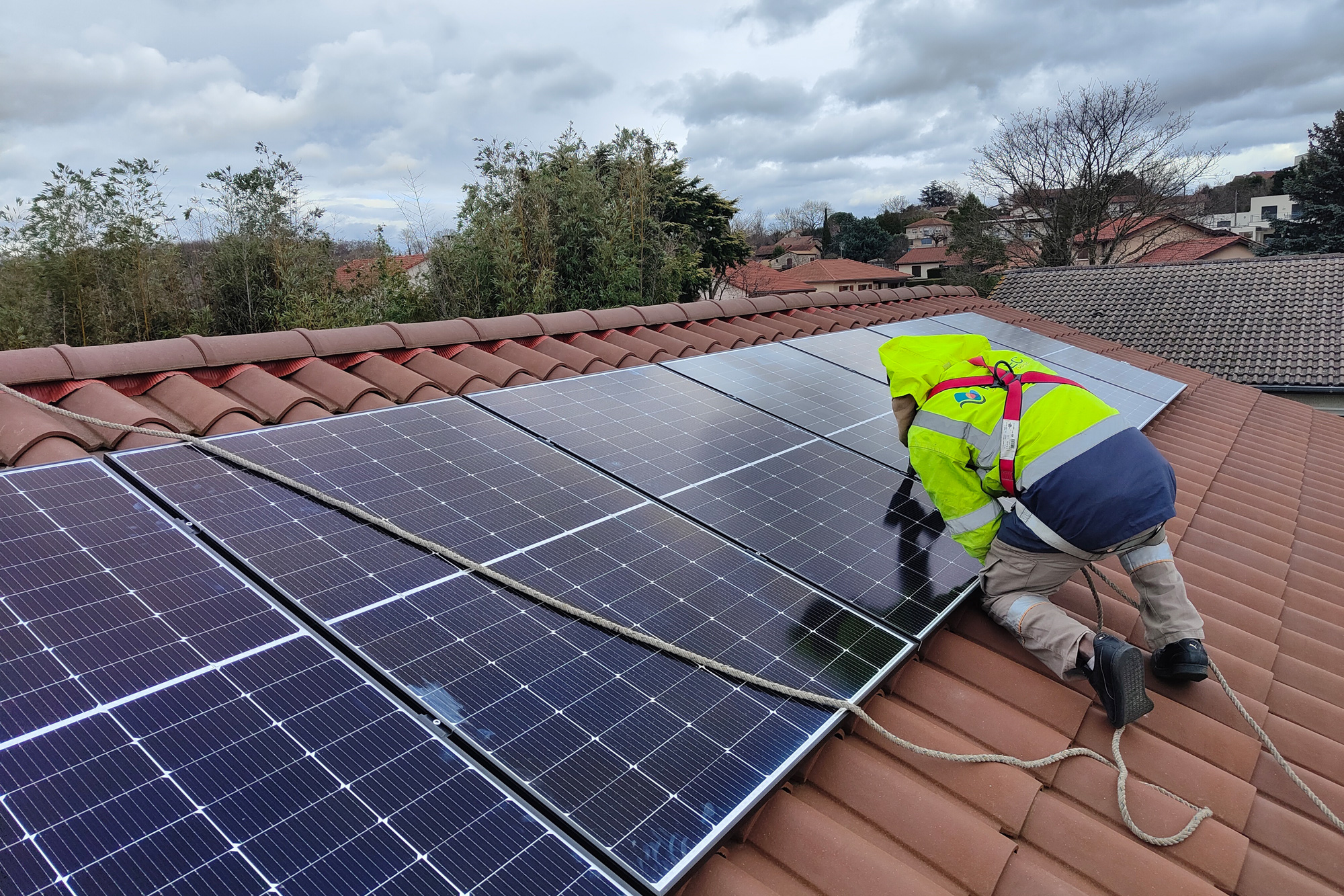 découvrez nos conseils et astuces pour fixer vos panneaux photovoltaïques de manière sécurisée et efficace. optimisez l'installation de votre système solaire pour maximiser votre production d'énergie.