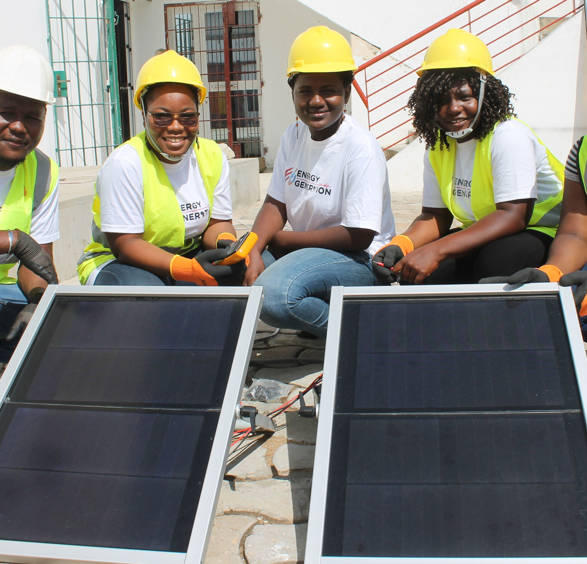 découvrez notre formation complète sur les panneaux photovoltaïques, idéale pour acquérir les compétences nécessaires à l'installation et à la maintenance de systèmes solaires. apprenez des experts du secteur et transformez votre passion pour l'énergie renouvelable en carrière.