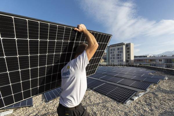 optimisez votre production d'énergie solaire avec notre service de gestion des panneaux photovoltaïques. découvrez comment un entretien régulier et une surveillance intelligente peuvent maximiser votre rendement énergétique tout en réduisant vos coûts.