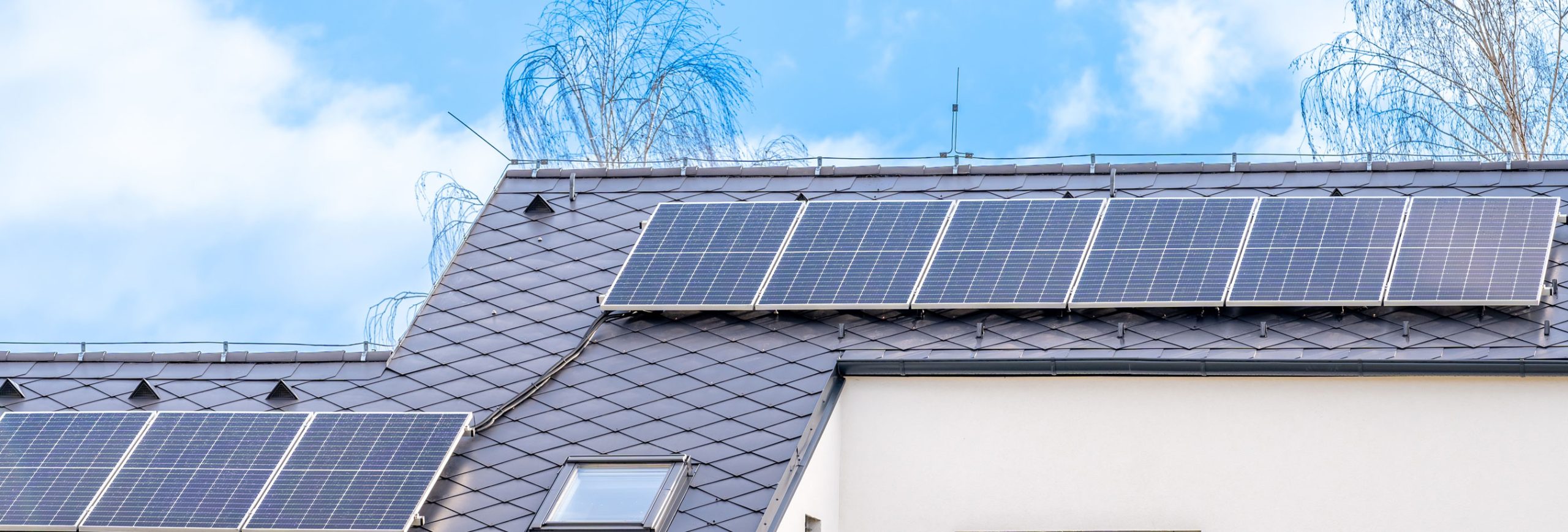 découvrez notre guide complet sur les panneaux photovoltaïques : fonctionnement, avantages, conseils d'installation et astuces pour maximiser votre production d'énergie solaire.