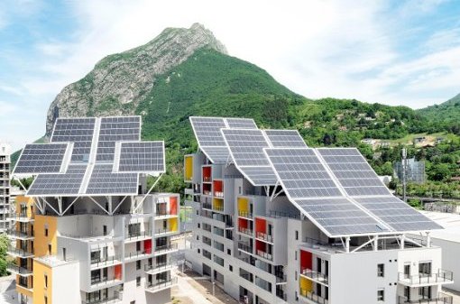 découvrez notre guide complet sur les panneaux photovoltaïques : avantages, fonctionnement, conseils d'installation et aide à la décision pour une énergie solaire efficace et durable.