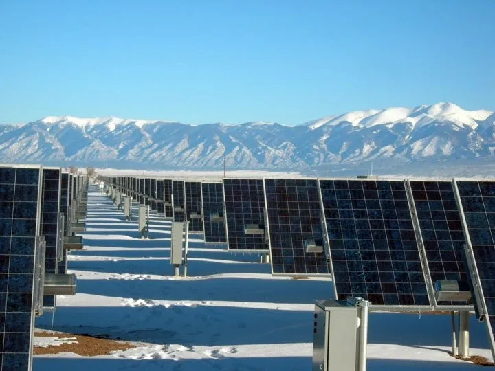 découvrez l'impact climatique des panneaux photovoltaïques : comment cette technologie solaire contribue à la réduction des émissions de carbone, favorise la transition énergétique et préserve notre environnement tout en offrant une alternative durable aux énergies fossiles.
