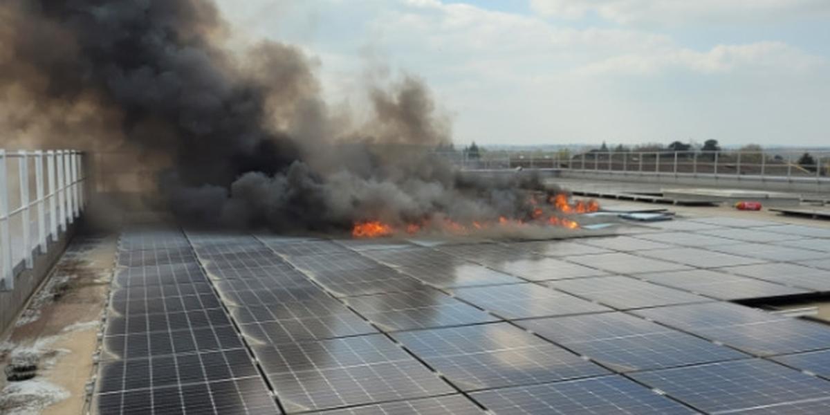 découvrez les risques d'incendie liés aux panneaux photovoltaïques et comment prévenir les accidents. informez-vous sur les meilleures pratiques pour garantir la sécurité de votre installation solaire.