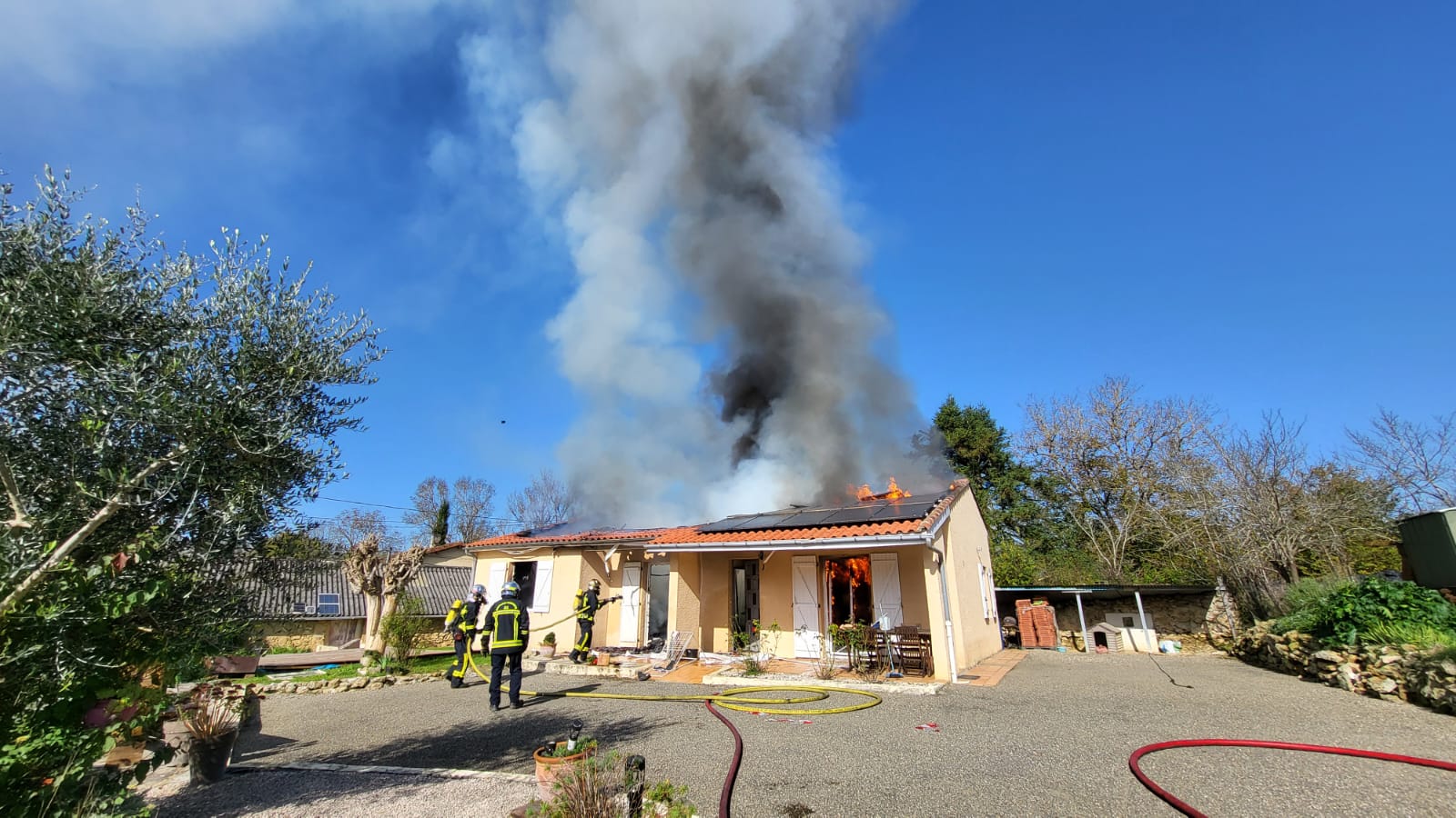 découvrez les risques d'incendie liés aux panneaux photovoltaïques et les mesures de prévention essentielles pour assurer la sécurité de votre installation solaire. apprenez à identifier les signes d'un potentiel problème et comment réagir en cas d'incendie.