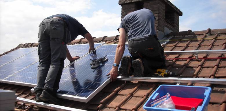 découvrez les avantages de l'installation de panneaux photovoltaïques pour votre maison. optimisez votre consommation énergétique, réduisez vos factures d'électricité et contribuez à la protection de l'environnement grâce à une source d'énergie renouvelable.