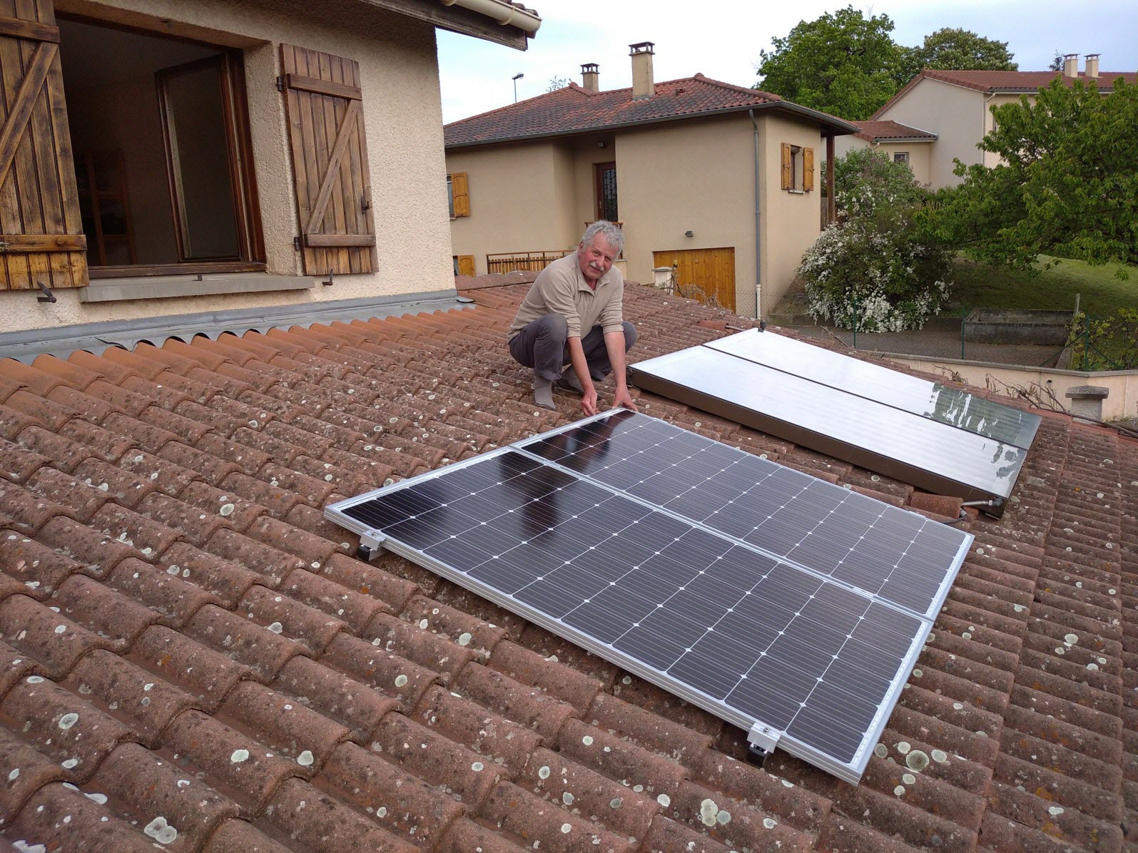 découvrez comment installer vous-même des panneaux photovoltaïques avec notre guide complet. apprenez les étapes essentielles, les outils nécessaires et les conseils d'experts pour profiter de l'énergie solaire et réduire vos factures d'électricité tout en préservant l'environnement.
