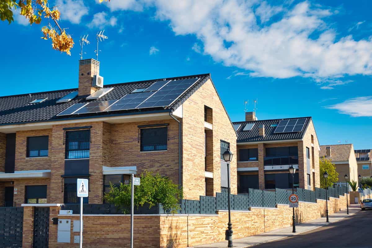 découvrez les implications de l'interdiction des panneaux photovoltaïques en france. analyse des raisons, des enjeux environnementaux et des alternatives durables pour un avenir énergétique responsable.