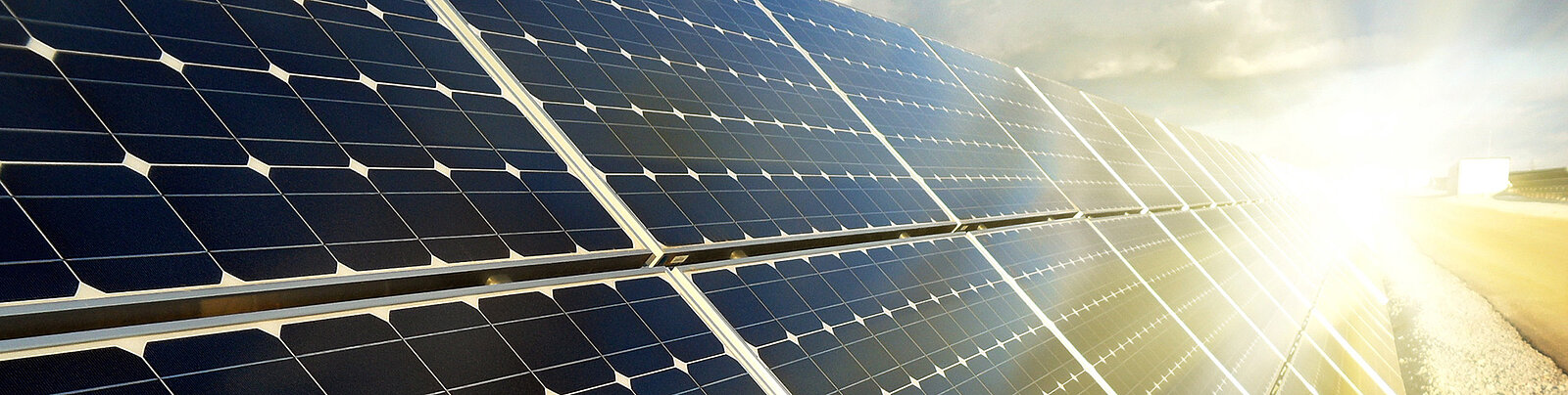 découvrez l'histoire fascinante des panneaux photovoltaïques, une invention révolutionnaire qui capte l'énergie solaire pour produire de l'électricité. apprenez comment cette technologie durable transforme notre façon de consommer l'énergie et contribue à un avenir plus vert.