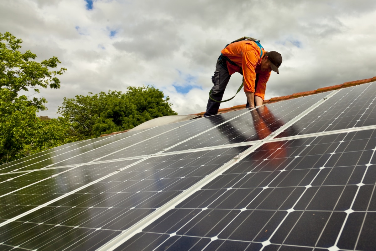 découvrez notre guide complet sur l'investissement dans les panneaux photovoltaïques, et apprenez comment maximiser votre rentabilité. profitez des avantages des énergies renouvelables et optimisez votre retour sur investissement grâce à des conseils pratiques et des estimations réalistes. ne manquez pas cette opportunité d'éclairer votre avenir financier avec l'énergie solaire.