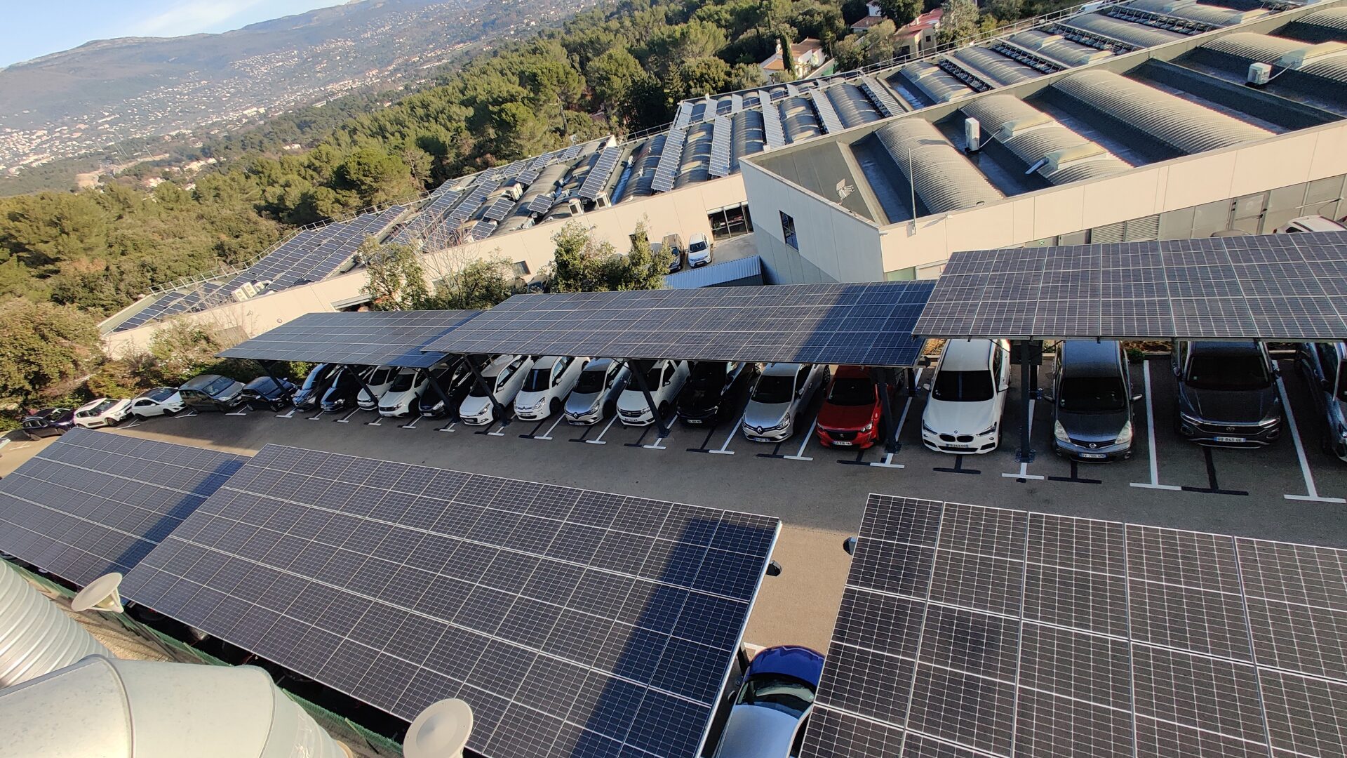 découvrez les lois et régulations relatives aux panneaux photovoltaïques en france. informez-vous sur les démarches, les subventions et les obligations légales pour installer des panneaux solaires efficacement et en toute légalité.