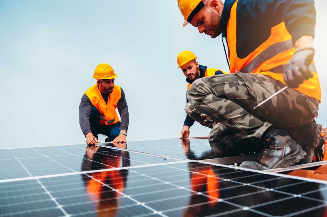 découvrez le métier photovoltaïque : une carrière passionnante au cœur des énergies renouvelables. apprenez les compétences nécessaires pour concevoir, installer et maintenir des systèmes solaires, tout en contribuant à la transition énergétique et à la réduction de l'empreinte carbone.