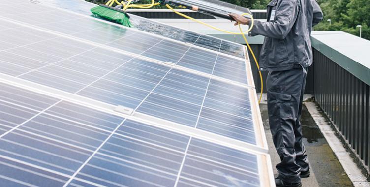 assurez une performance optimale de vos panneaux photovoltaïques grâce à notre service de nettoyage professionnel. prolongez la durée de vie de votre installation solaire et maximisez votre production d'énergie avec notre expertise en entretien des panneaux solaires.