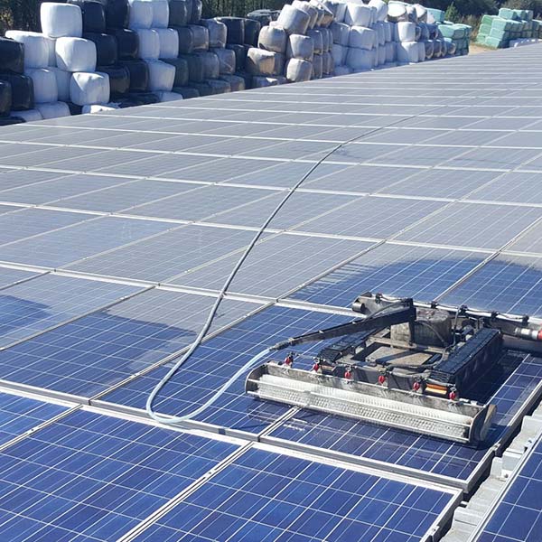 découvrez l'importance du nettoyage de vos panneaux photovoltaïques pour optimiser leur performance et maximiser votre production d'énergie solaire. nos services professionnels garantissent une propreté impeccable et une durée de vie prolongée de vos installations. protégez votre investissement et assurez-vous un rendement optimal!