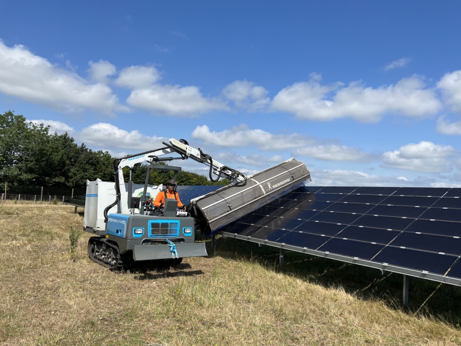 optimisez la performance de vos panneaux photovoltaïques grâce à un nettoyage professionnel. prolongez leur durée de vie et maximizez la production d'énergie solaire avec nos services spécialisés et abordables.