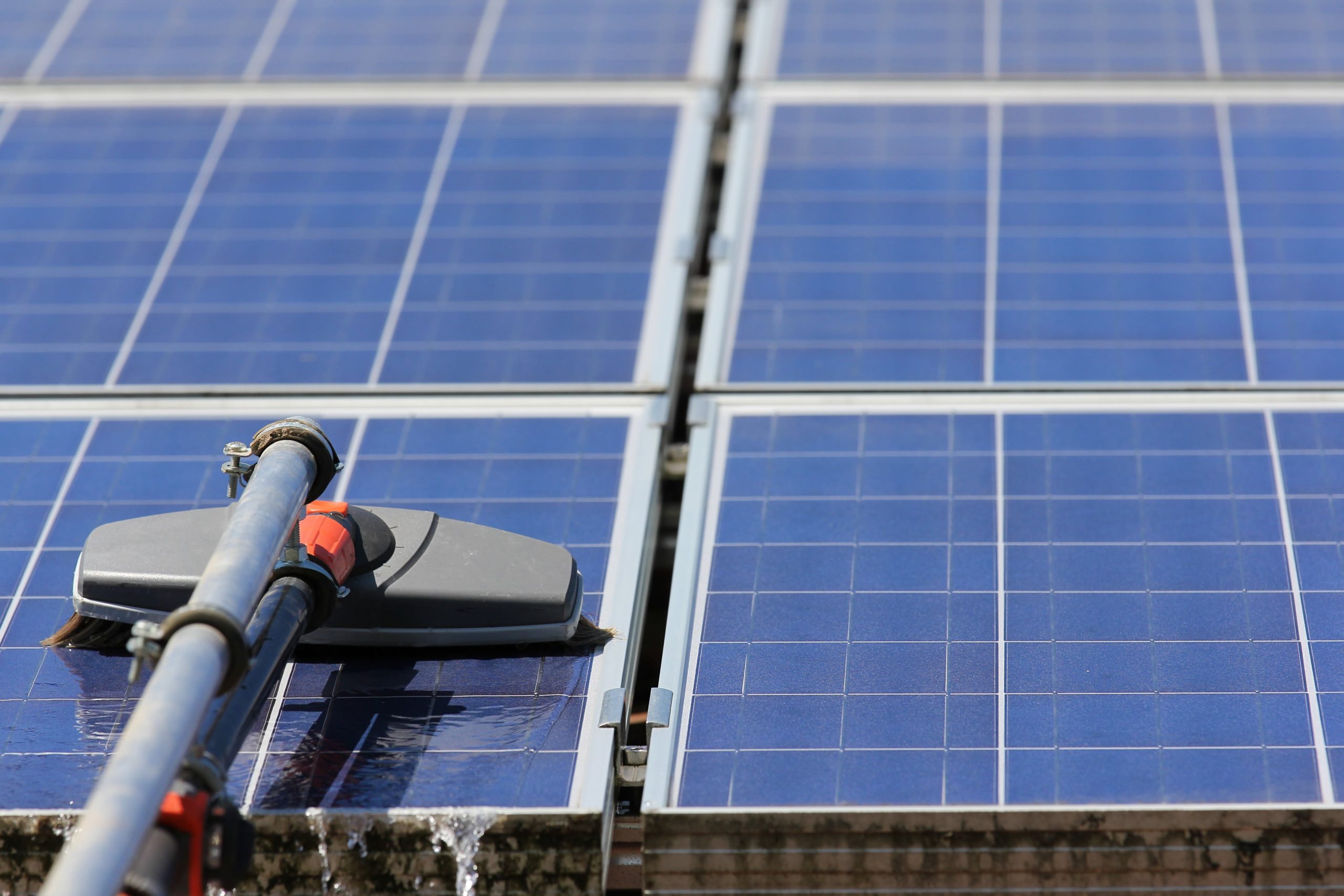 découvrez l'importance du nettoyage des panneaux photovoltaïques pour optimiser leur performance et prolonger leur durée de vie. apprenez les meilleures pratiques et conseils pour maintenir vos installations solaires propres et efficaces.