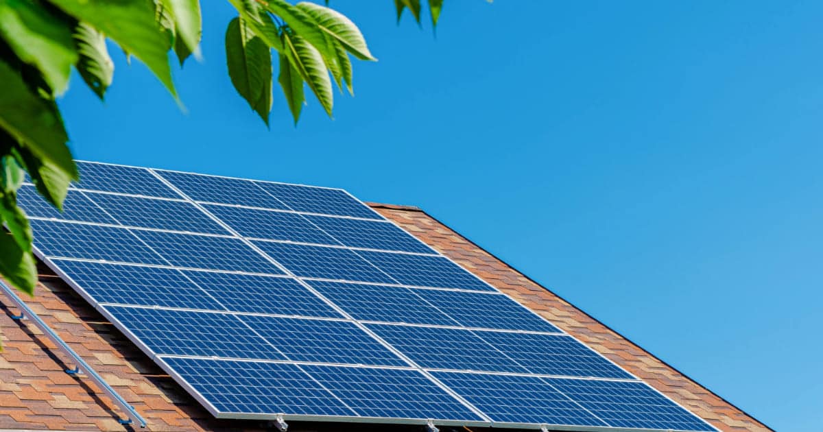 découvrez tout sur le nombre de panneaux photovoltaïques nécessaires pour optimiser votre production d'énergie solaire. apprenez à calculer la surface requise, les critères influents et les avantages d'une installation adaptée à vos besoins.