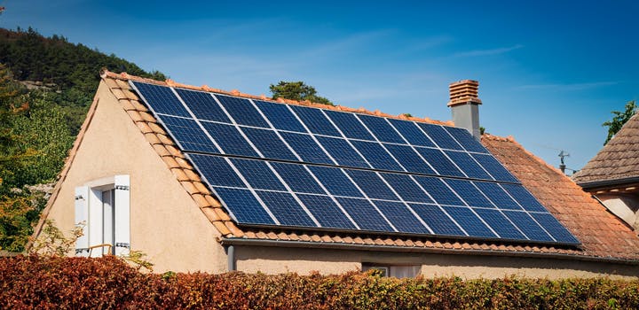 découvrez les avantages des panneaux photovoltaïques pour production d'énergie renouvelable. économisez sur vos factures d'électricité tout en contribuant à la protection de l'environnement. informez-vous sur les différentes technologies et options de financement disponibles.