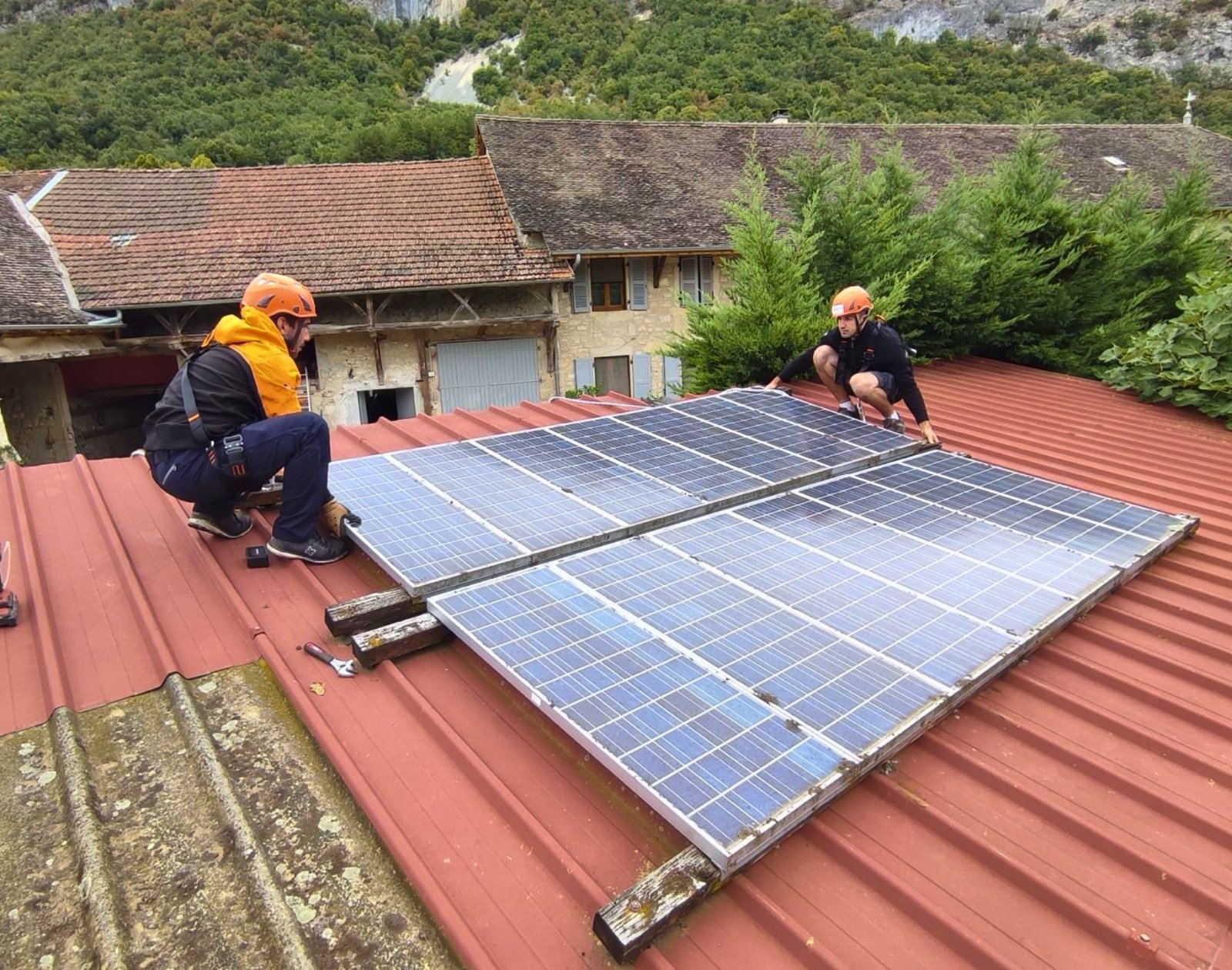 découvrez les panneaux photovoltaïques, une solution écologique et économique pour produire votre propre électricité. nos guides pratiques vous aideront à comprendre leur fonctionnement, leurs avantages et comment les installer chez vous.