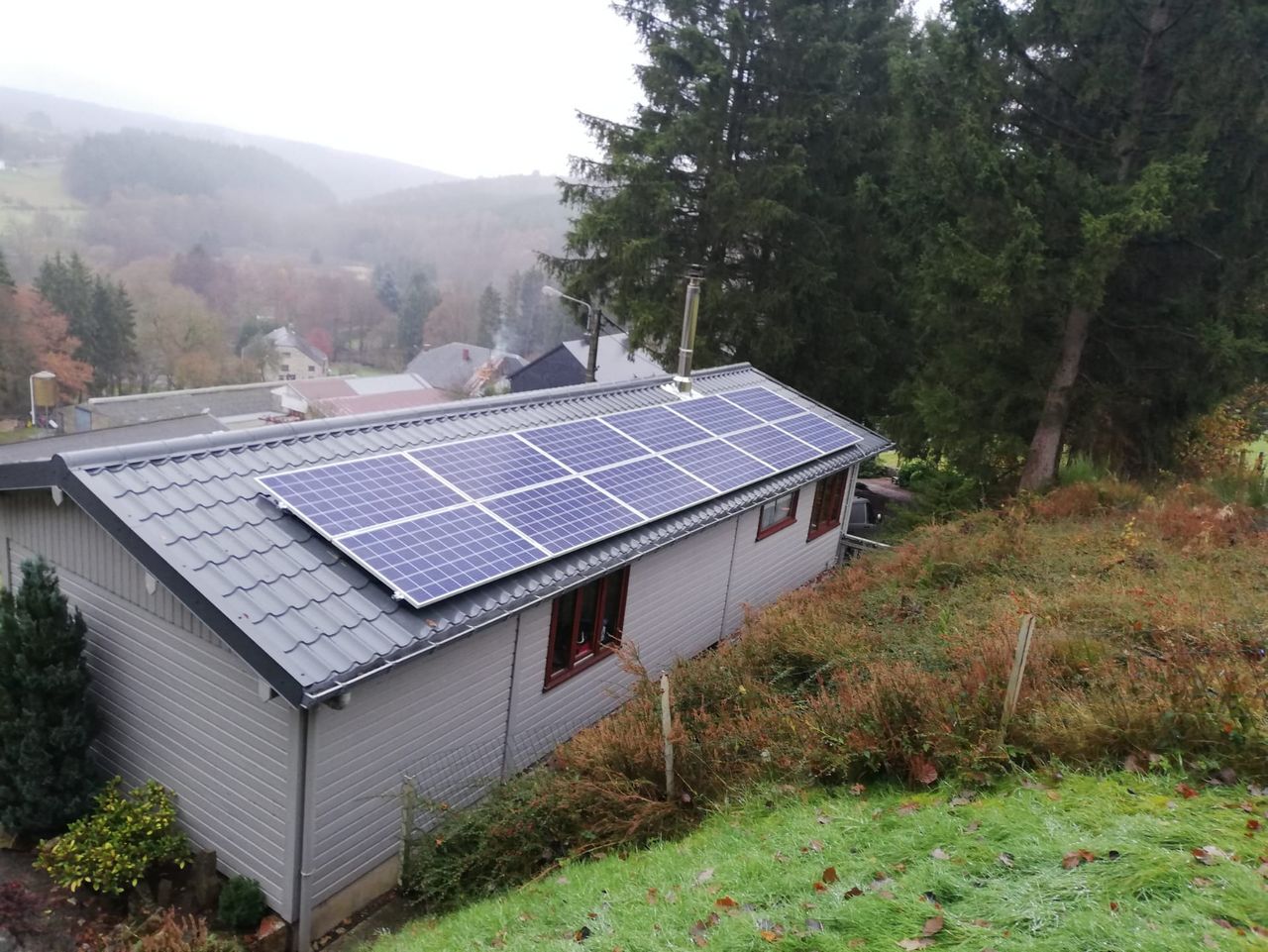 découvrez les avantages des panneaux photovoltaïques en province de luxembourg. profitez d'une énergie solaire renouvelable, économique et respectueuse de l'environnement. transformez votre maison en une source d'énergie durable et réduisez vos factures d'électricité tout en contribuant à la transition énergétique.