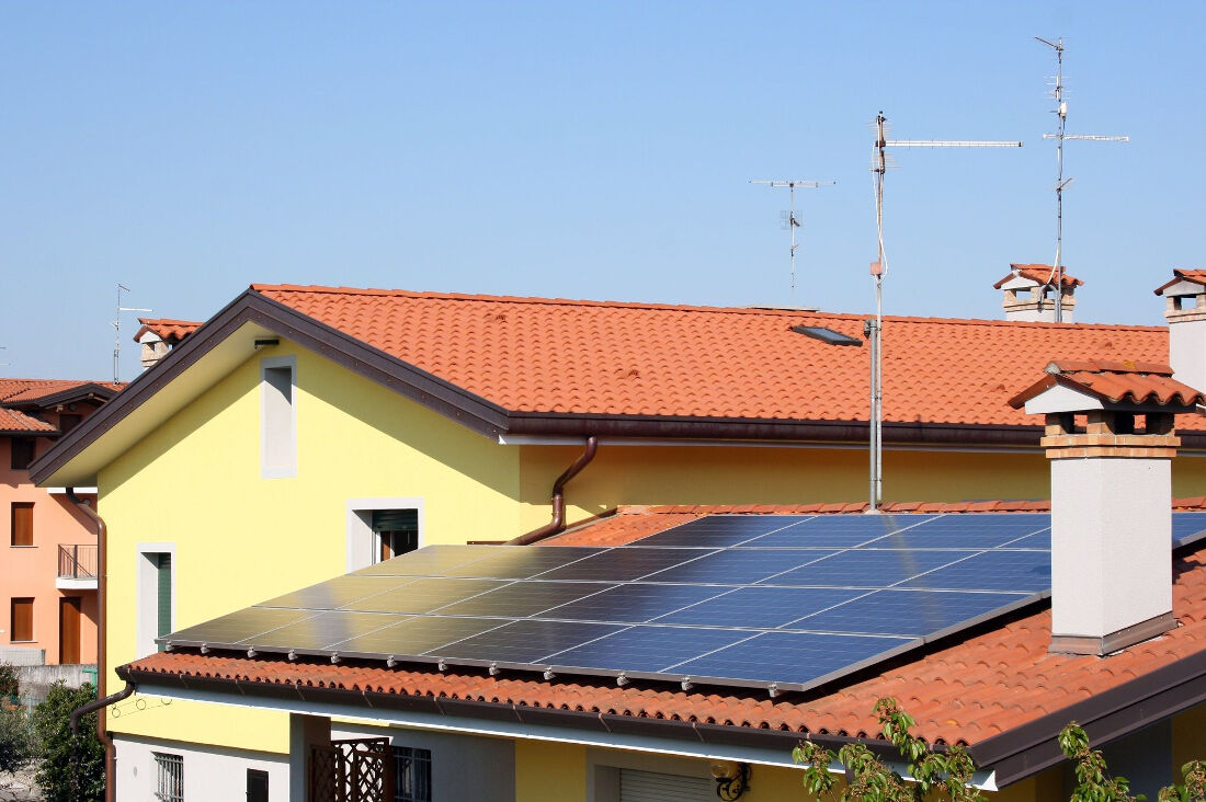 découvrez comment les panneaux photovoltaïques peuvent transformer votre maison en une source d'énergie durable tout en réduisant vos factures d'électricité. obtenez des informations sur les prix, les avantages et les subventions disponibles pour installer ces panneaux solaires chez vous.