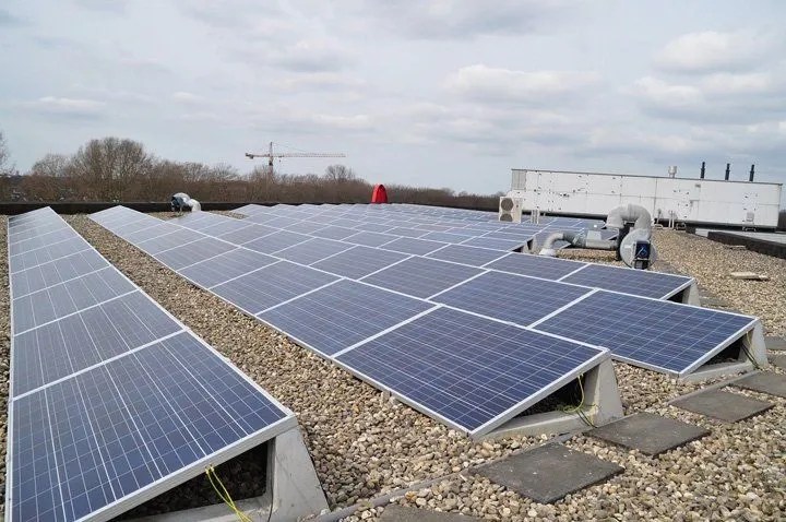 découvrez nos panneaux photovoltaïques lestés, une solution innovante et efficace pour produire de l'énergie solaire sans nécessiter de structures de fixation complexes. idéaux pour les surfaces limitées, ces panneaux garantissent une installation rapide et sécurisée tout en optimisant votre production d'électricité.