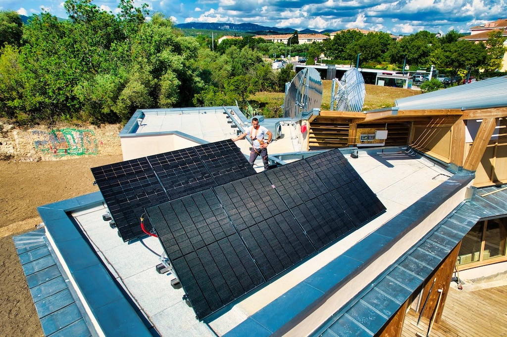 découvrez les avantages des panneaux photovoltaïques plats pour optimiser la production d'énergie solaire. écologiques et esthétiques, ces panneaux s'intègrent parfaitement à votre toit tout en maximisant votre rendement énergétique.