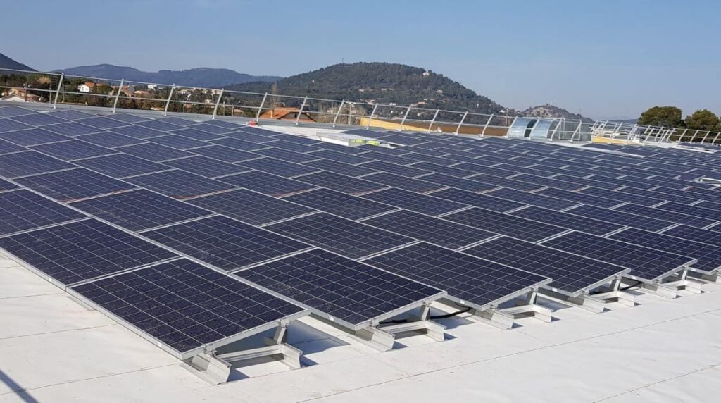 découvrez les avantages des panneaux photovoltaïques pour toit plat : une solution énergétique efficace et esthétique. optimisez votre espace et réduisez vos factures d'électricité tout en contribuant à la protection de l'environnement.