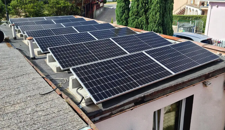découvrez comment les panneaux photovoltaïques sur toiture plate peuvent transformer votre espace en source d'énergie durable. profitez d'une installation optimisée pour maximiser l'efficacité énergétique et découvrez les avantages économiques et environnementaux de cette solution innovante.