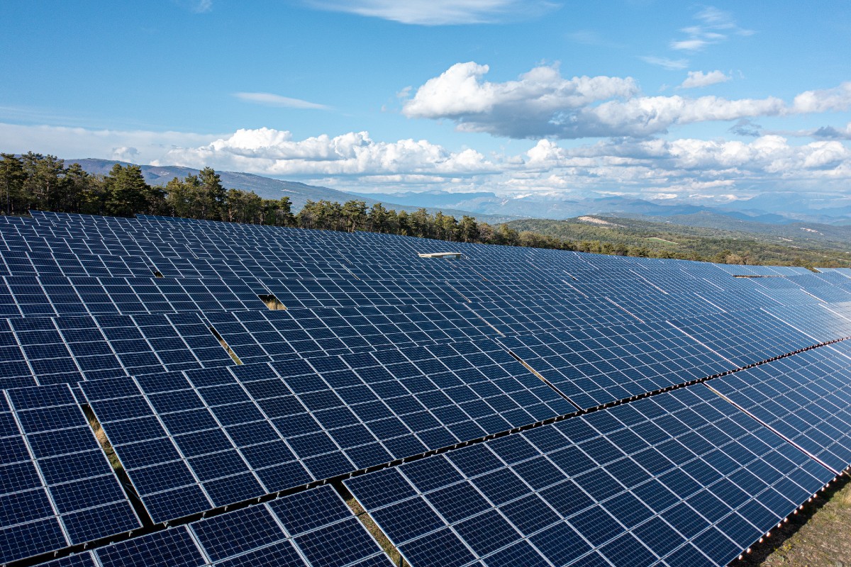 découvrez comment l'installation de panneaux solaires en forêt peut contribuer à la transition énergétique tout en respectant l'environnement. explorez les avantages de cette solution durable pour produire une énergie propre et renouvelable, tout en préservant la biodiversité forestière.