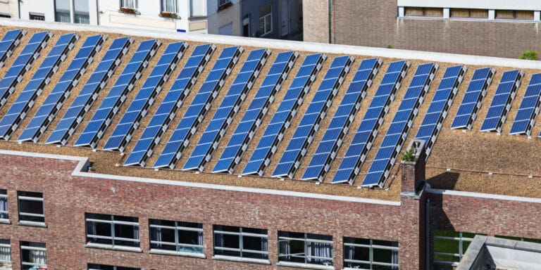découvrez comment optimiser l'installation de panneaux photovoltaïques sur une pente de toit, en maximisant l'exposition au soleil et l'efficacité énergétique. nos conseils vous aideront à choisir la meilleure configuration pour votre habitation.