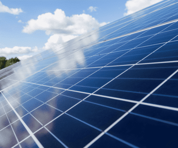 découvrez le photovoltaïque, une solution énergétique durable qui transforme la lumière du soleil en électricité. apprenez comment cette technologie écologique peut réduire votre facture d'énergie et contribuer à la protection de l'environnement. explorez les avantages, les modalités d'installation et les aides disponibles pour adopter cette forme d'énergie renouvelable.