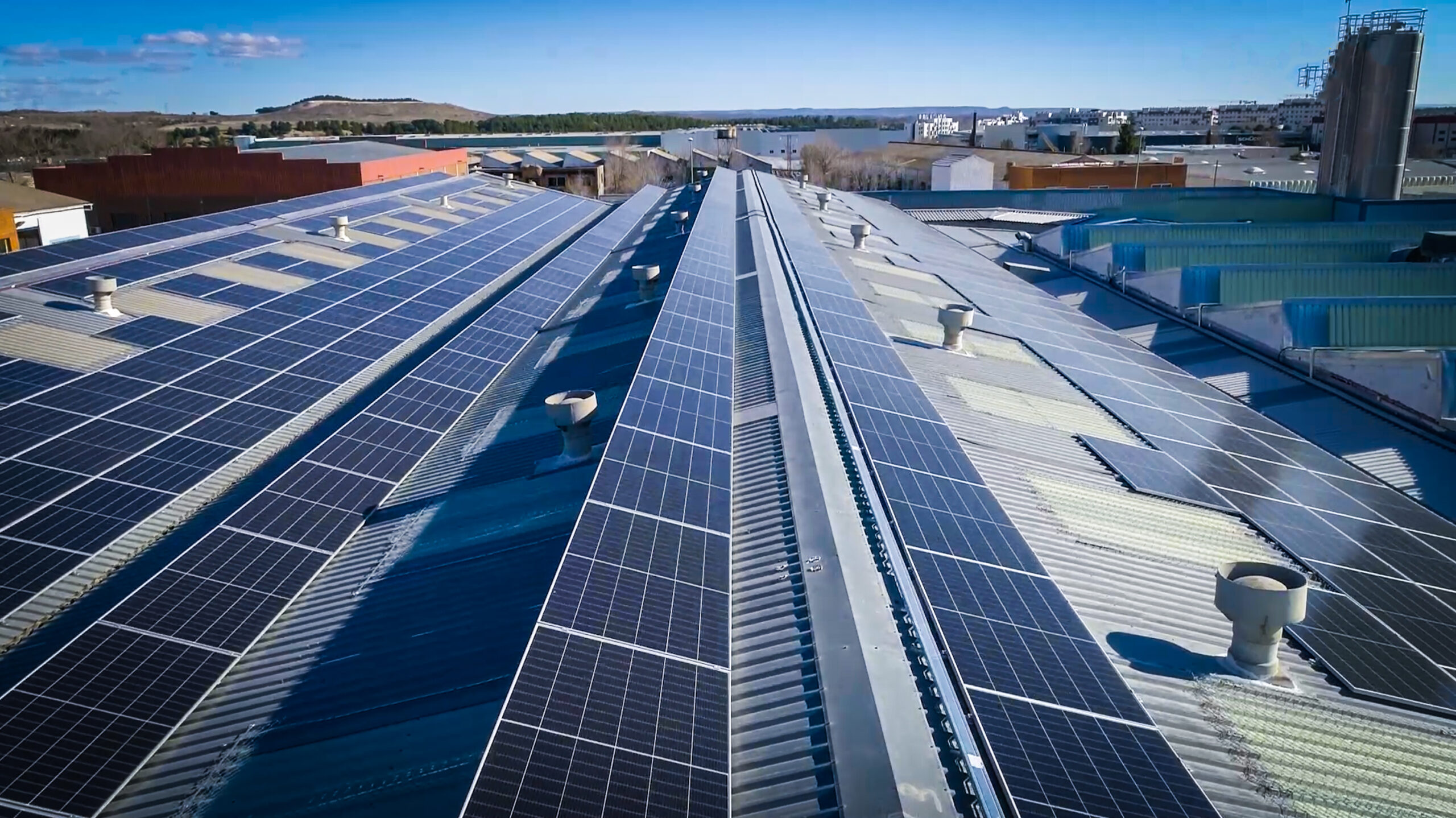 découvrez les solutions de photovoltaïque industriel pour optimiser votre production d'énergie et réduire vos coûts. profitez de l'énergie solaire en toute sérénité grâce à des systèmes adaptés à vos besoins.