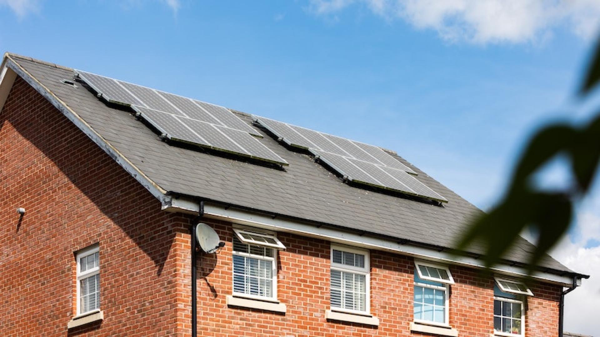découvrez comment les panneaux photovoltaïques peuvent transformer votre domicile en une source d'énergie renouvelable, réduire vos factures d'électricité et contribuer à la protection de l'environnement. informez-vous sur les avantages, les installations, et les aides disponibles pour intégrer l'énergie solaire chez vous.