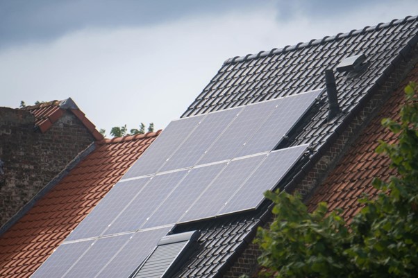 découvrez tout ce qu'il faut savoir sur le poids des panneaux photovoltaïques. explorez les différents types de panneaux, leurs caractéristiques techniques, et comment leur poids peut influencer l'installation sur votre toit. informez-vous sur les normes de sécurité et les conseils pratiques pour un choix éclairé en matière d'énergie solaire.