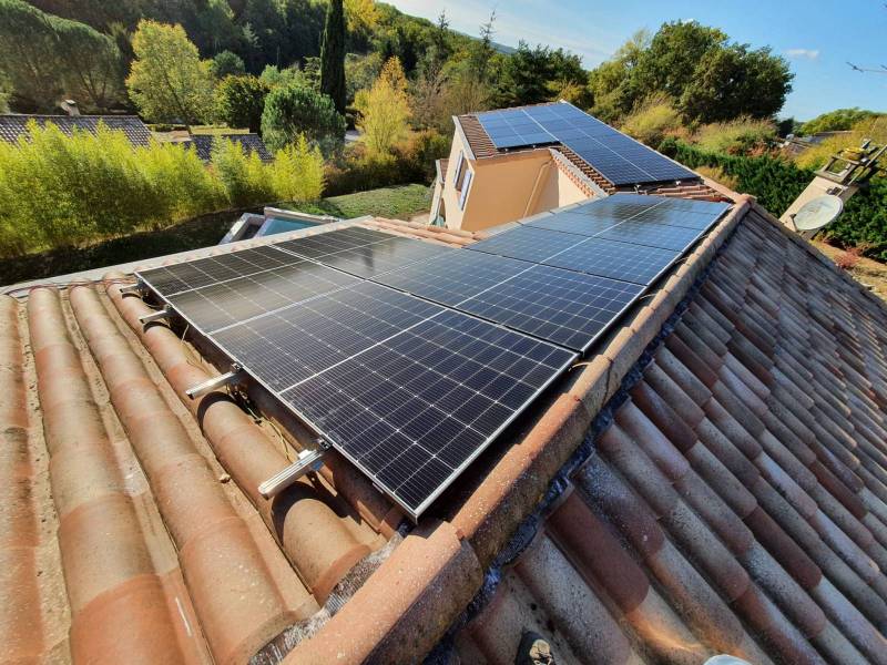 découvrez les prix des panneaux photovoltaïques pour optimiser votre investissement durable. comparez les offres et choisissez la solution adaptée à vos besoins énergétiques tout en profitant des aides financières disponibles.