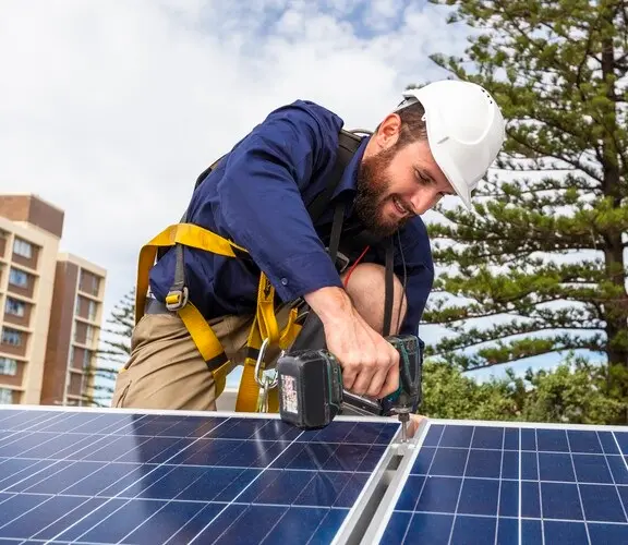 protégez vos panneaux photovoltaïques des intempéries et des dommages grâce à nos solutions innovantes. découvrez comment assurer la durabilité et l'efficacité de votre installation solaire pour maximiser vos économies d'énergie.