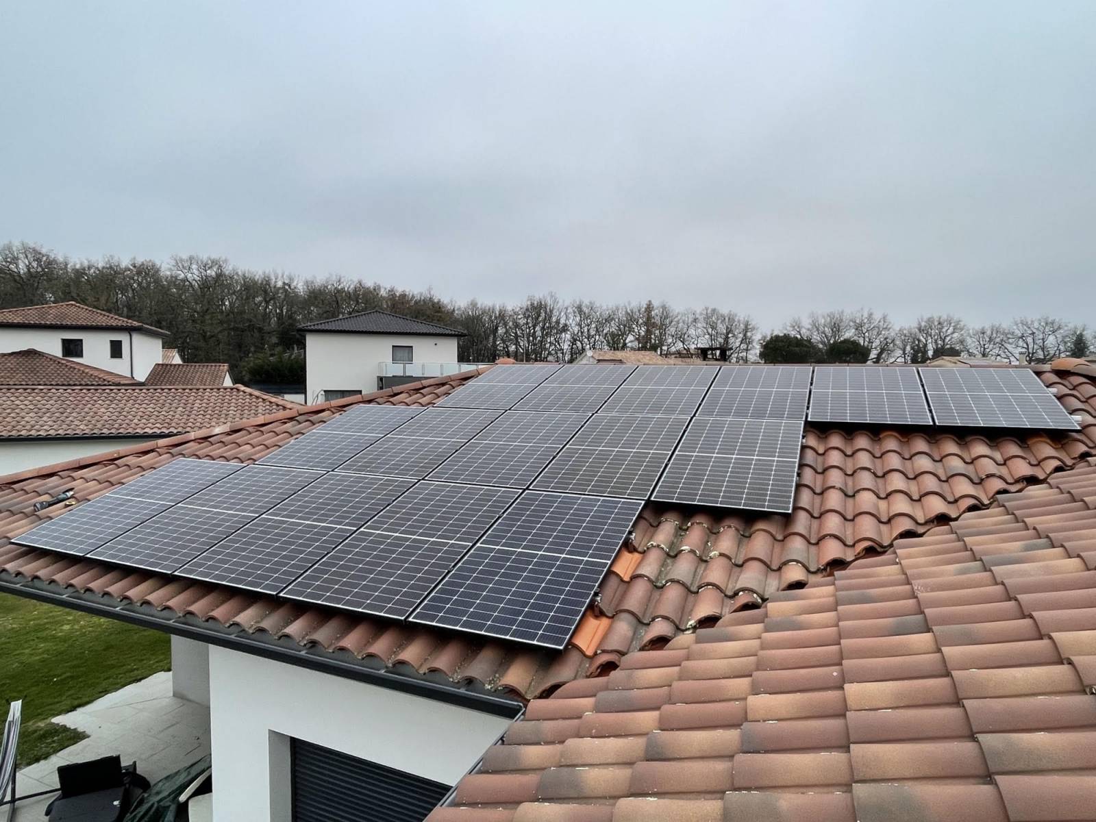 découvrez la puissance des panneaux photovoltaïques et comment ils transforment la lumière du soleil en électricité. apprenez à maximiser l'efficacité de votre installation solaire pour réduire vos factures d'énergie et contribuer à un avenir durable.