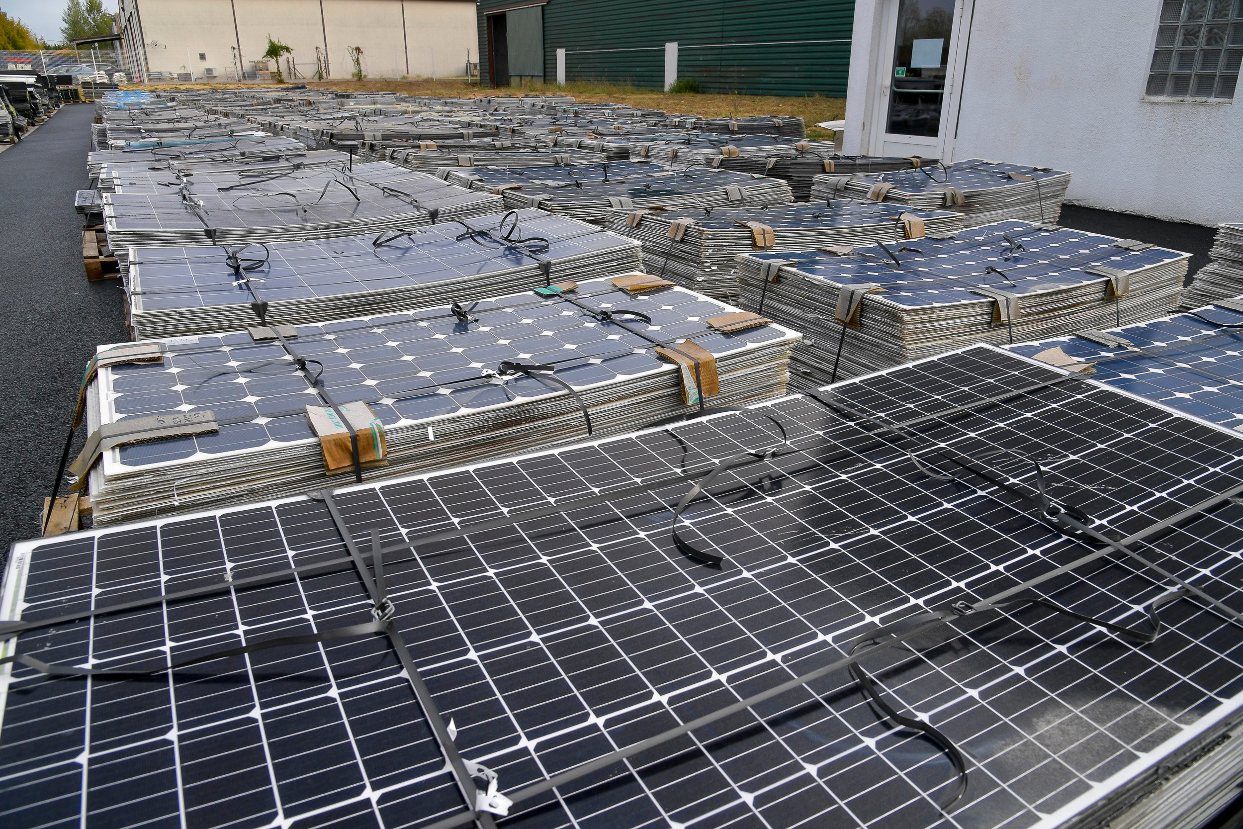 découvrez comment le recyclage des panneaux photovoltaïques contribue à une énergie durable et à la protection de l'environnement. apprenez les étapes du processus et son importance pour réduire l'impact écologique des déchets solaires.