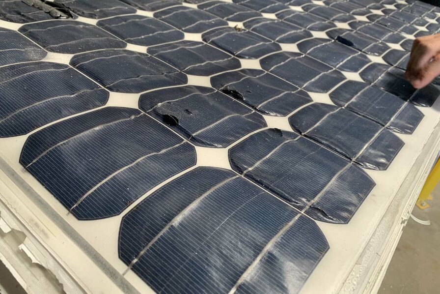 découvrez le processus de recyclage des panneaux solaires, une étape cruciale pour une énergie durable. apprenez comment ces matériaux peuvent être récupérés et réutilisés, contribuant ainsi à la protection de l'environnement et à la réduction des déchets. explorez les innovations et les meilleures pratiques pour un avenir énergétique plus vert.