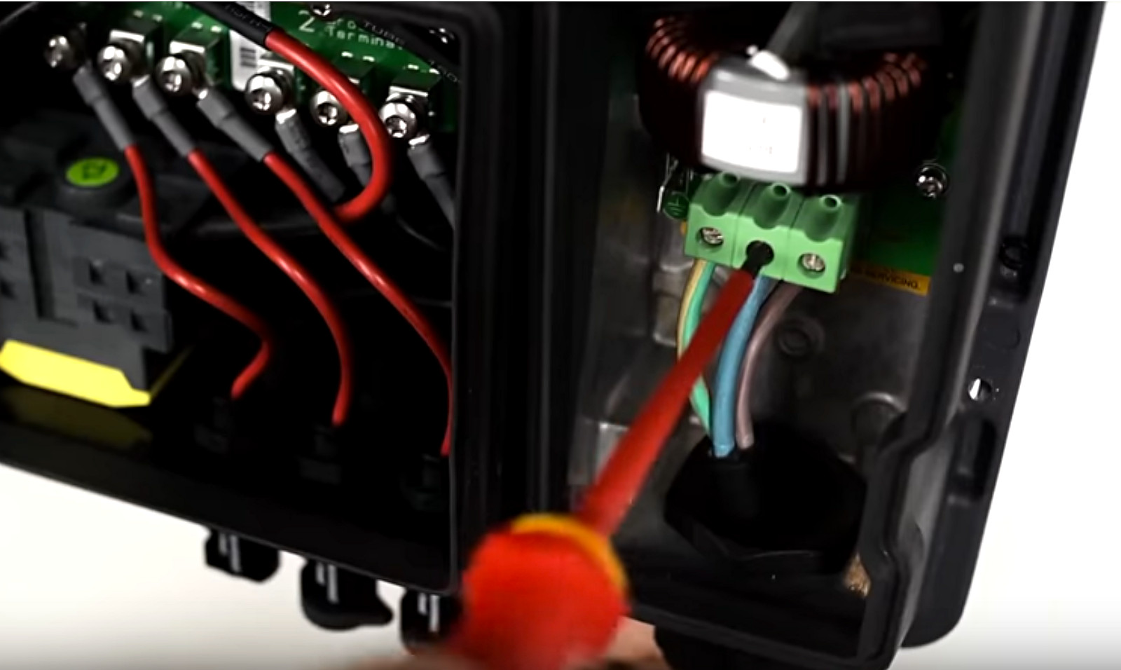 découvrez notre service expert de réparation de panneaux photovoltaïques. nous garantissons un diagnostic précis et une intervention rapide pour optimiser la performance de votre installation. profitez d'une énergie renouvelable fiable et durable !