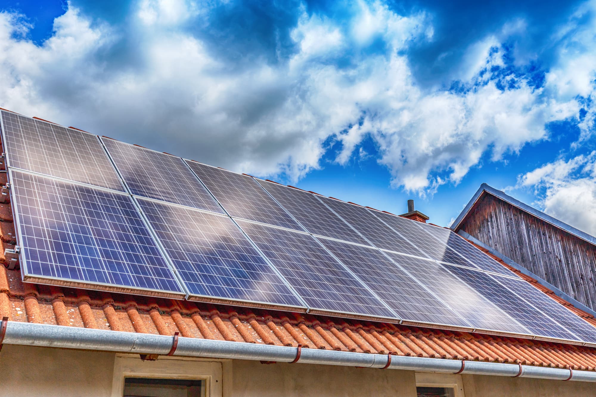 découvrez comment optimiser vos investissements avec la revente d'électricité générée par des panneaux solaires. apprenez les avantages, les démarches à suivre et comment contribuer à une énergie durable tout en rentabilisant votre installation.