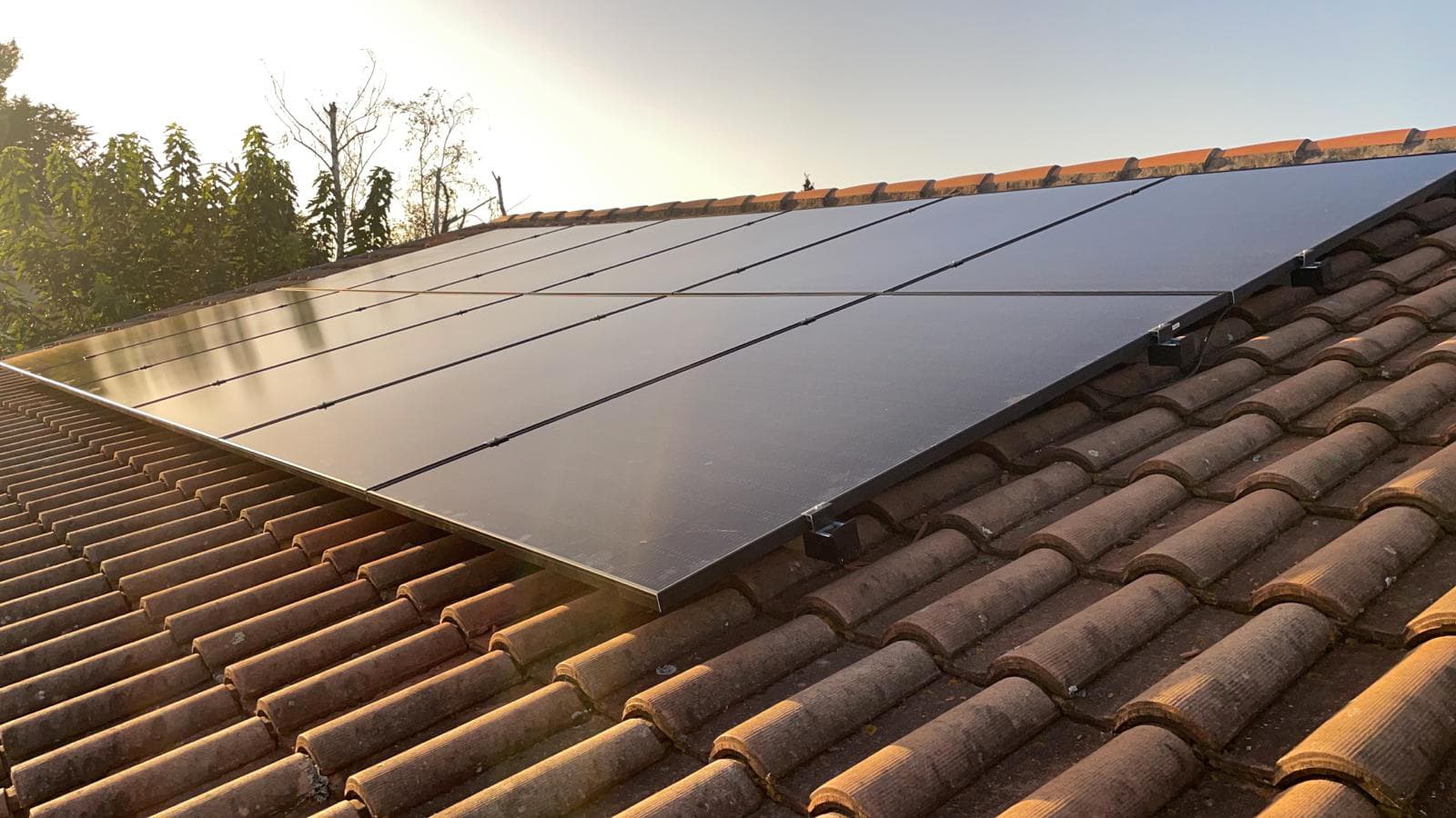 découvrez comment tirer profit de la revente d'électricité générée par vos panneaux solaires. maximisez votre investissement, réduisez vos factures d'énergie et contribuez à un avenir durable grâce à l'énergie solaire.