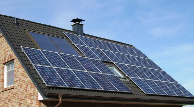découvrez les principaux risques associés aux panneaux photovoltaïques, de l'installation à l'exploitation, et apprenez comment les éviter pour garantir une performance optimale de votre système solaire.